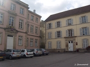 L'école surmontée de l'écusson de la ville et le musée Charles Friry